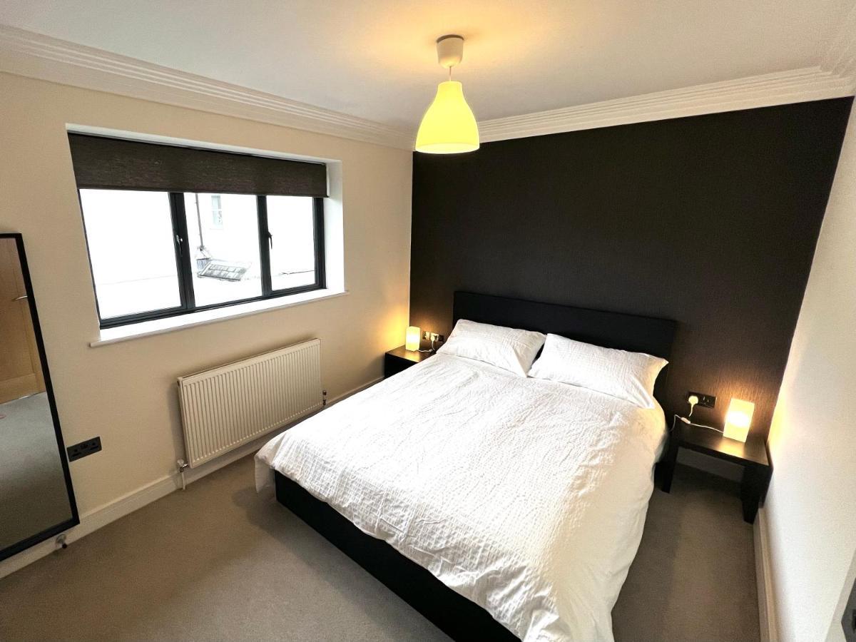 شقة Modern And Cozy 2-Guest Flat With Gated Parking كنغستون أبون تامْسْ المظهر الخارجي الصورة